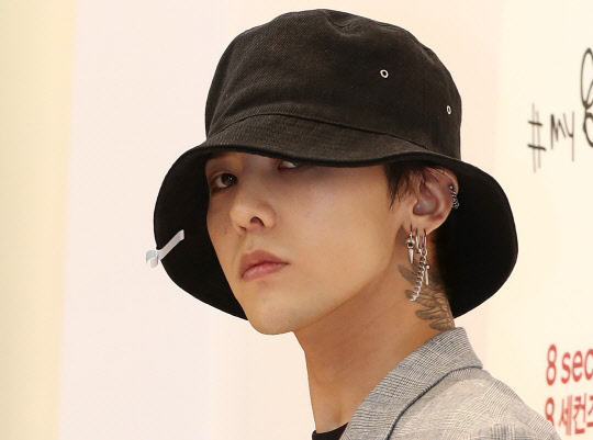 지드래곤, 빠져드는 눈빛      (서울=연합뉴스) 이재희 기자 = 가수 지드래곤이 1일 오후 서울 중구 에잇세컨즈 명동본점에서 열린 '에잇세컨즈 X 지드래곤썸머 컬렉션' 공개 행사에서 포즈를 취하고 있다. 2017.5.1      scape@yna.co.kr  (끝)